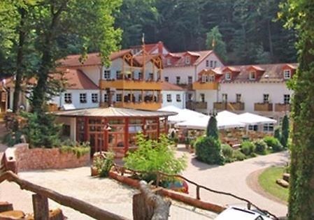 Schlosshotel Ландштуль Экстерьер фото