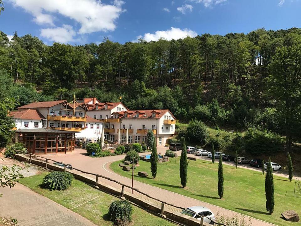 Schlosshotel Ландштуль Экстерьер фото