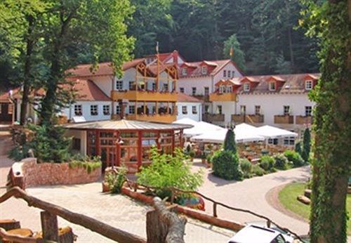 Schlosshotel Ландштуль Экстерьер фото